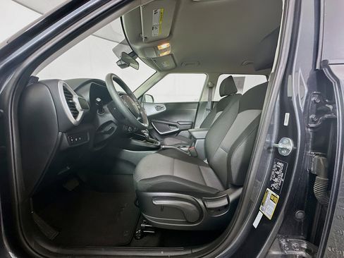 Used 2025 Kia Soul LX w/ LX Technology Package FWD image 13