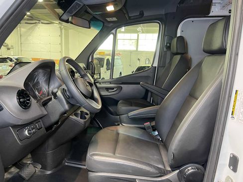 Used 2025 Mercedes-Benz Sprinter 2500 image 19