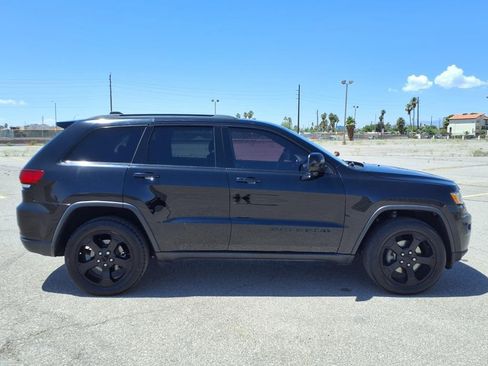 Used 2019 Jeep Grand Cherokee Laredo image 4