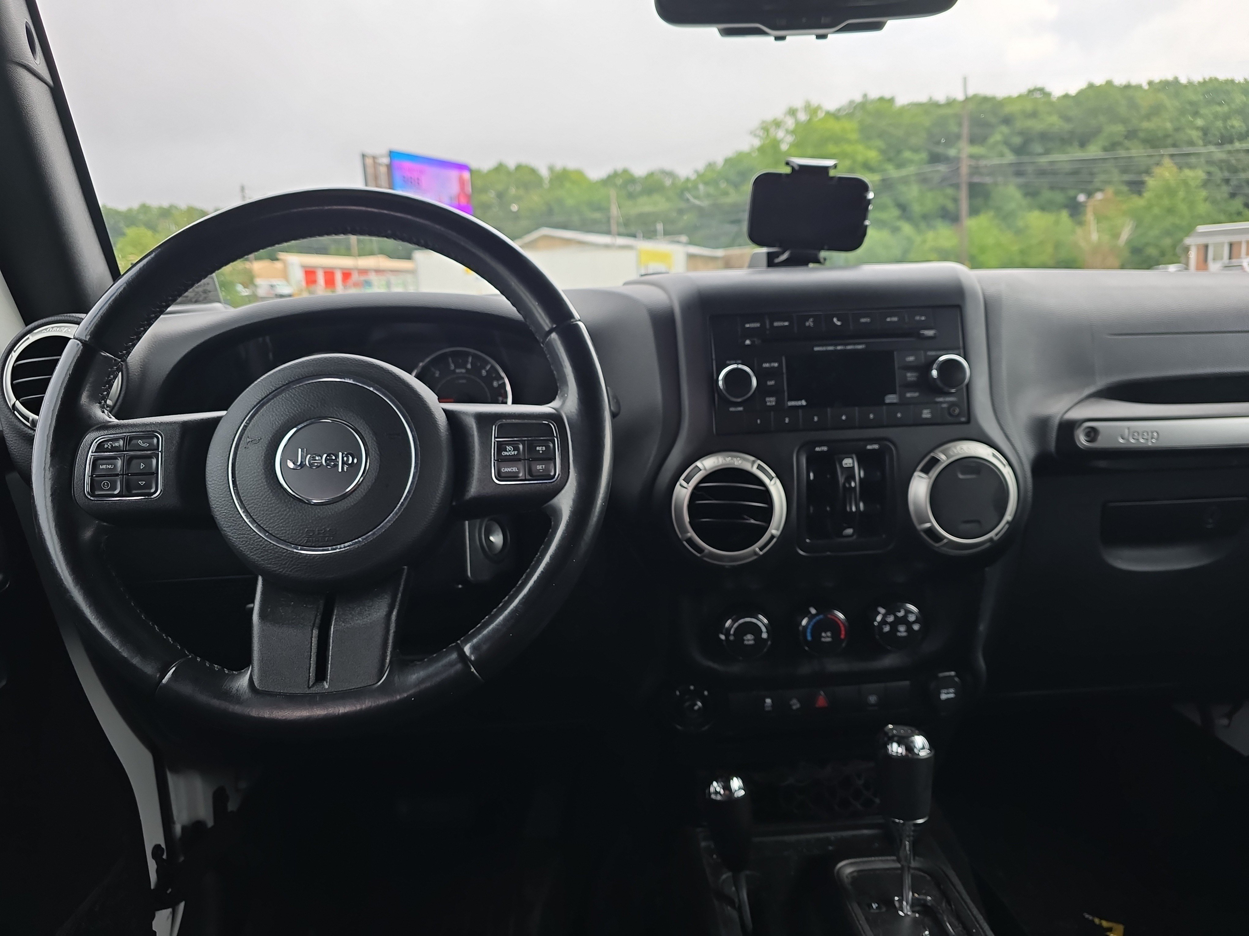 Used 2018 Jeep Wrangler Unlimited Sahara w/ Connectivity Group AWD/4WD image 15