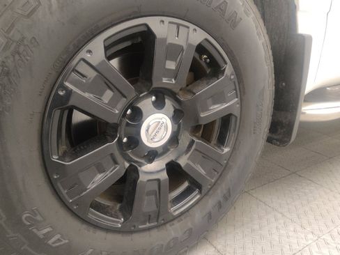 Used 2018 Nissan Titan SV image 31