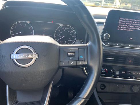 Used 2025 Nissan Rogue SV FWD image 24