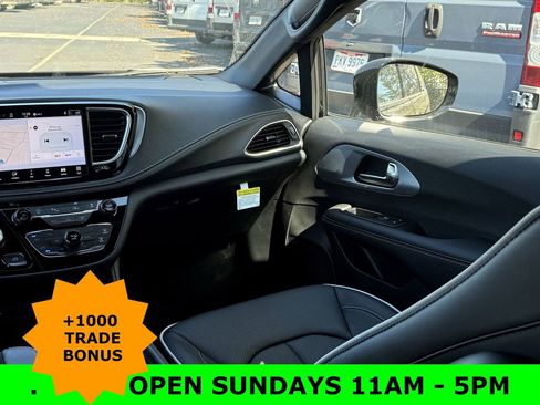 New 2026 Chrysler Pacifica Limited w/ Uconnect Theater Family Group image 32