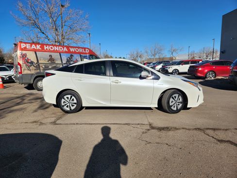Used 2018 Toyota Prius Four image 2