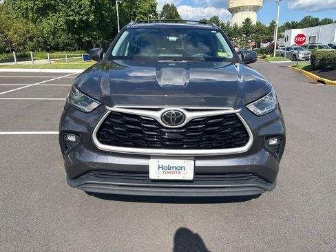 Used 2021 Toyota Highlander XLE AWD/4WD image 2