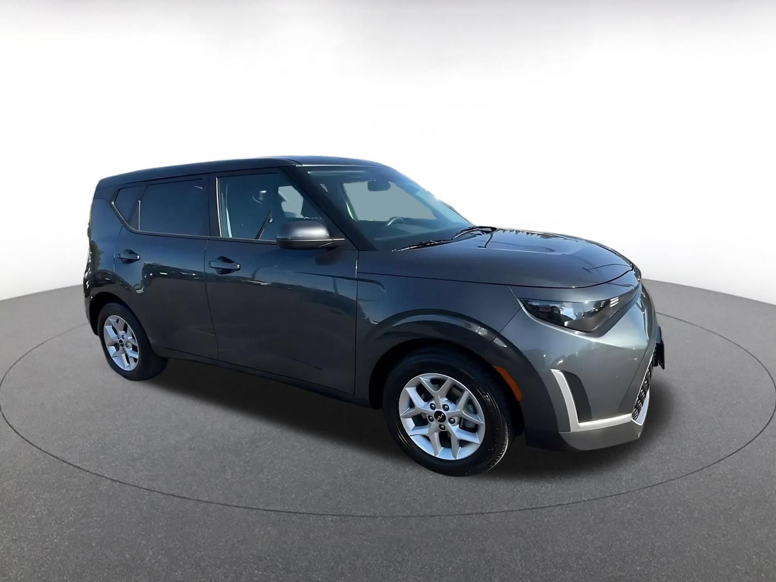 Used 2025 Kia Soul LX w/ LX Technology Package FWD image 2