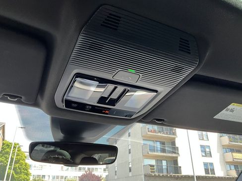 New 2025 Volkswagen Atlas Cross Sport SE image 18