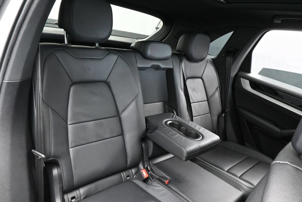 Used 2025 Porsche Cayenne AWD/4WD image 47
