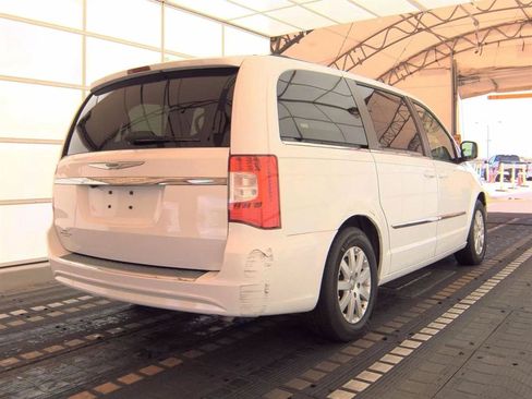 Used 2014 Chrysler Town & Country Touring FWD image 5