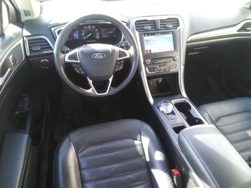 Used 2017 Ford Fusion SE w/ Fusion SE Technology Package image 12