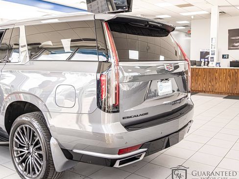 Used 2022 Cadillac Escalade ESV Luxury AWD/4WD image 12