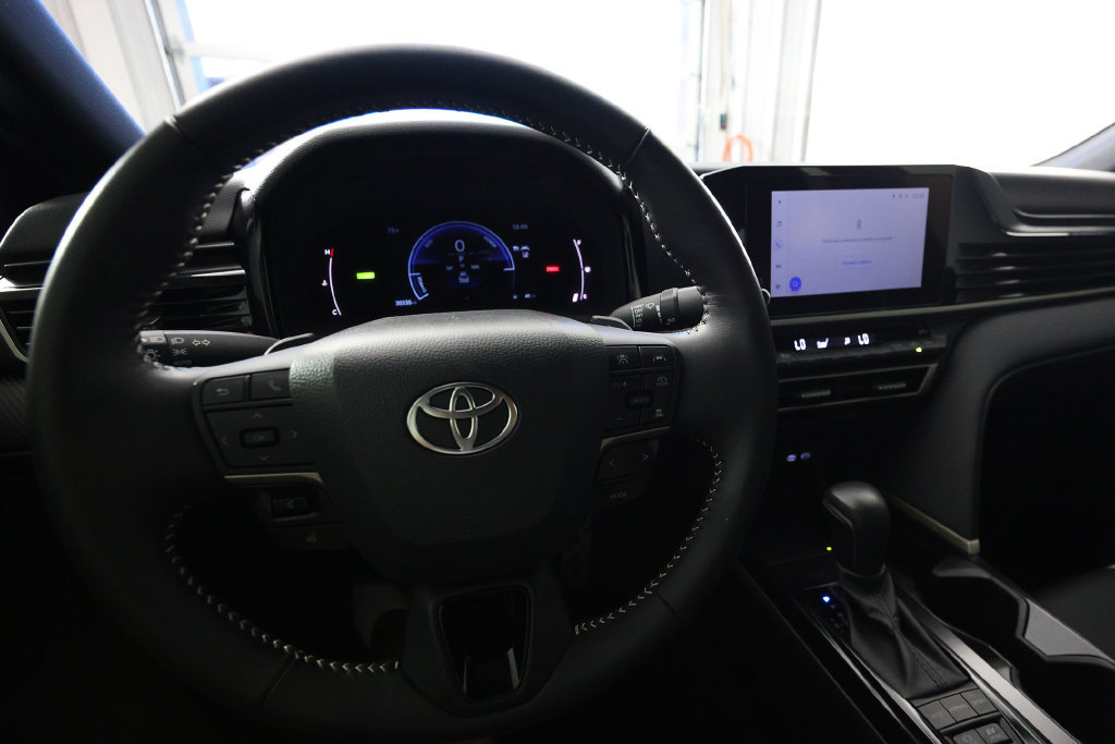 Used 2025 Toyota Camry SE FWD image 16