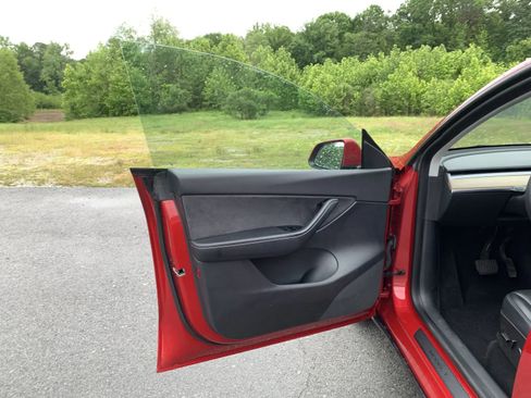 Used 2021 Tesla Model Y Long Range AWD/4WD image 24