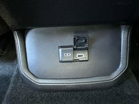 Used 2024 Toyota Highlander XLE AWD/4WD image 19