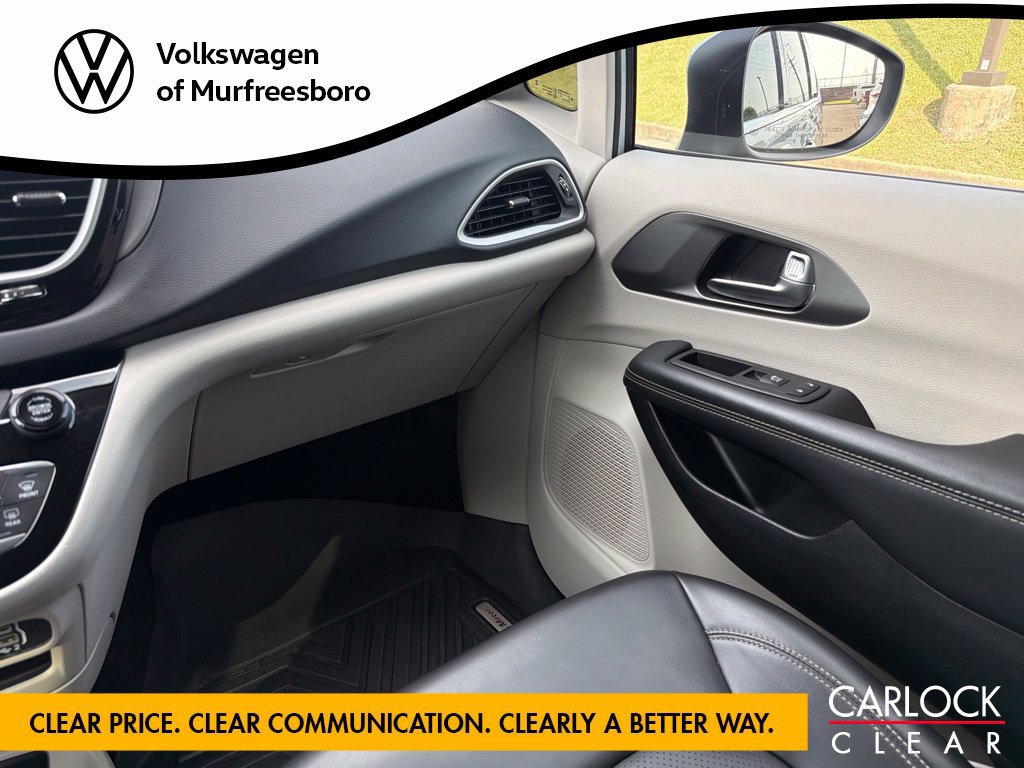 Used 2023 Chrysler Pacifica Touring-L FWD image 19