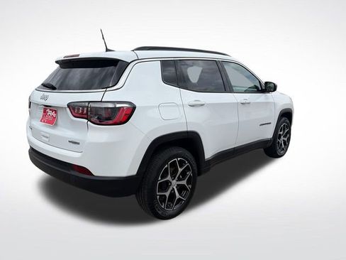 Used 2024 Jeep Compass Latitude AWD/4WD image 7
