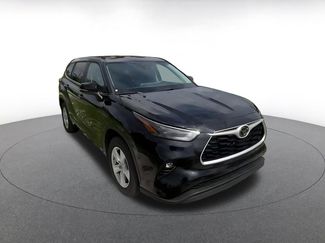 Used 2025 Toyota Highlander LE FWD video 2