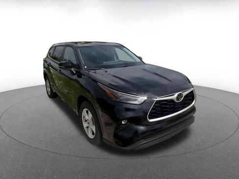 Used 2025 Toyota Highlander LE FWD image 2