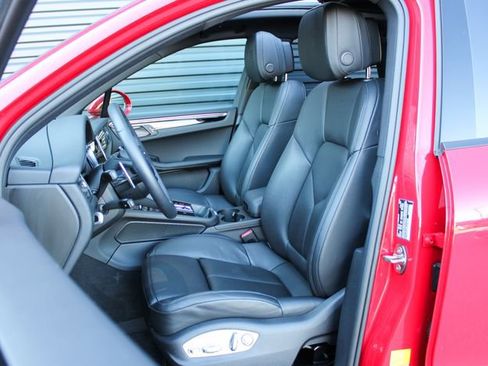 Certified 2025 Porsche Macan AWD/4WD image 5