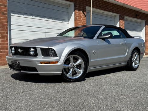 Used 2009 Ford Mustang GT RWD image 2