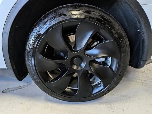 Used 2022 Tesla Model Y Long Range image 14