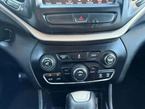 Used 2015 Jeep Cherokee Latitude FWD image 24