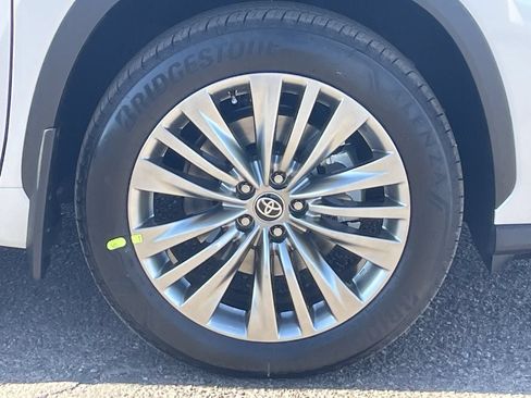 New 2026 Toyota Highlander Platinum AWD/4WD image 10