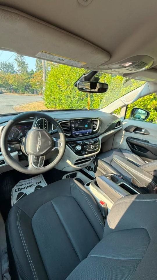 Used 2023 Chrysler Pacifica Touring-L AWD/4WD image 5