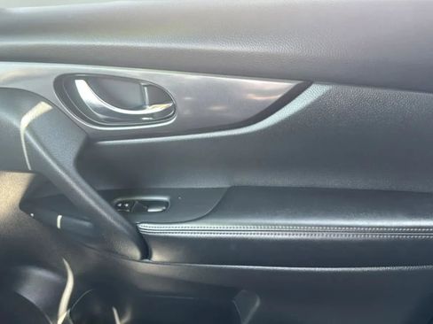 Used 2020 Nissan Rogue SV FWD image 18