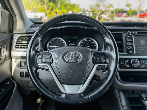 Used 2017 Toyota Highlander Limited image 22