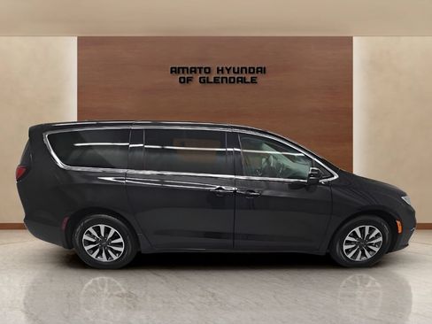Used 2023 Chrysler Pacifica Touring-L FWD image 7