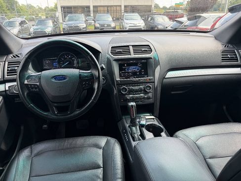Used 2016 Ford Explorer XLT w/ Equipment Group 202A FWD image 18