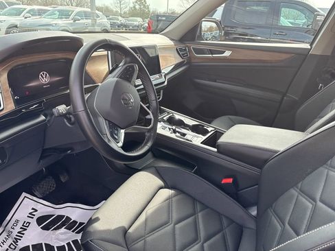 Used 2025 Volkswagen Atlas SE image 14