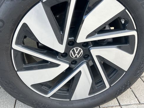 Certified 2025 Volkswagen Atlas SE w/ Panoramic Sunroof Package image 12