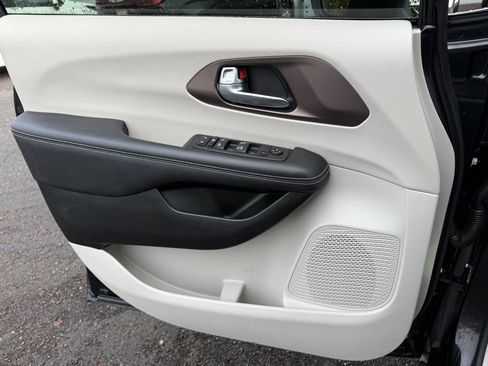 Used 2023 Chrysler Voyager LX image 23