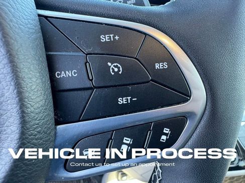 Used 2024 Chrysler Pacifica Touring-L image 17