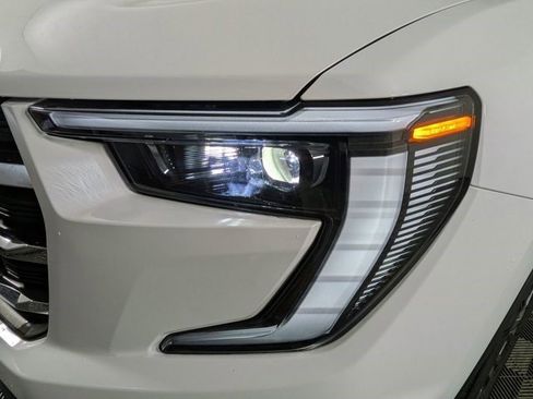 Certified 2025 GMC Acadia Elevation AWD/4WD image 13