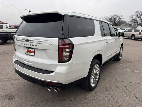 Used 2024 Chevrolet Suburban High Country image 3