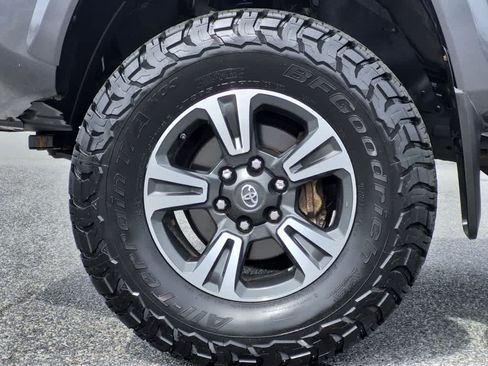 Used 2016 Toyota Tacoma TRD Sport w/ Towing Package AWD/4WD image 6