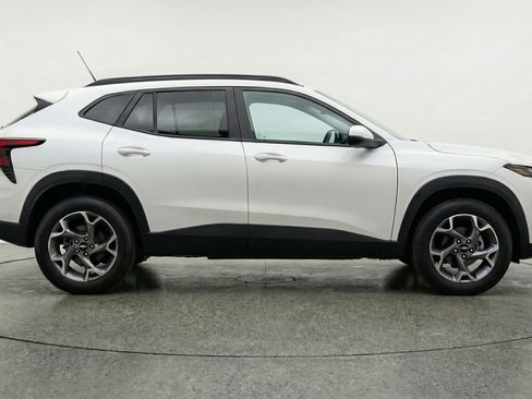 Used 2025 Chevrolet Trax LT w/ LT Convenience Package FWD image 11