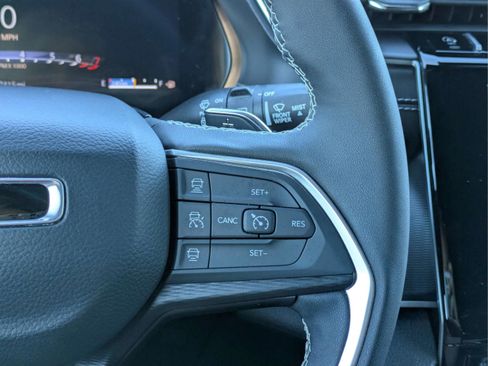 Used 2025 Jeep Grand Cherokee Altitude image 29