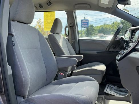 Used 2018 Toyota Sienna L FWD image 14