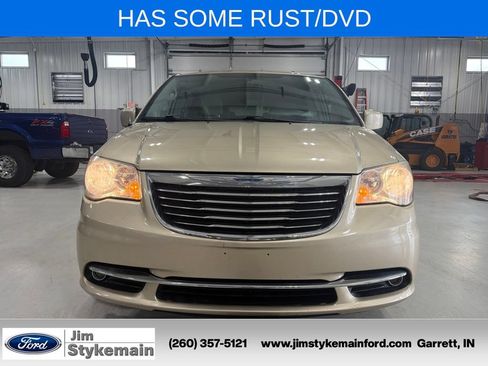 Used 2011 Chrysler Town & Country Touring w/ Entertainment Group #1 FWD image 17