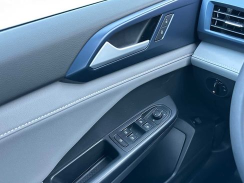 Used 2024 Volkswagen Taos SE image 31