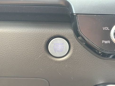 Used 2025 Kia Carnival FWD image 21