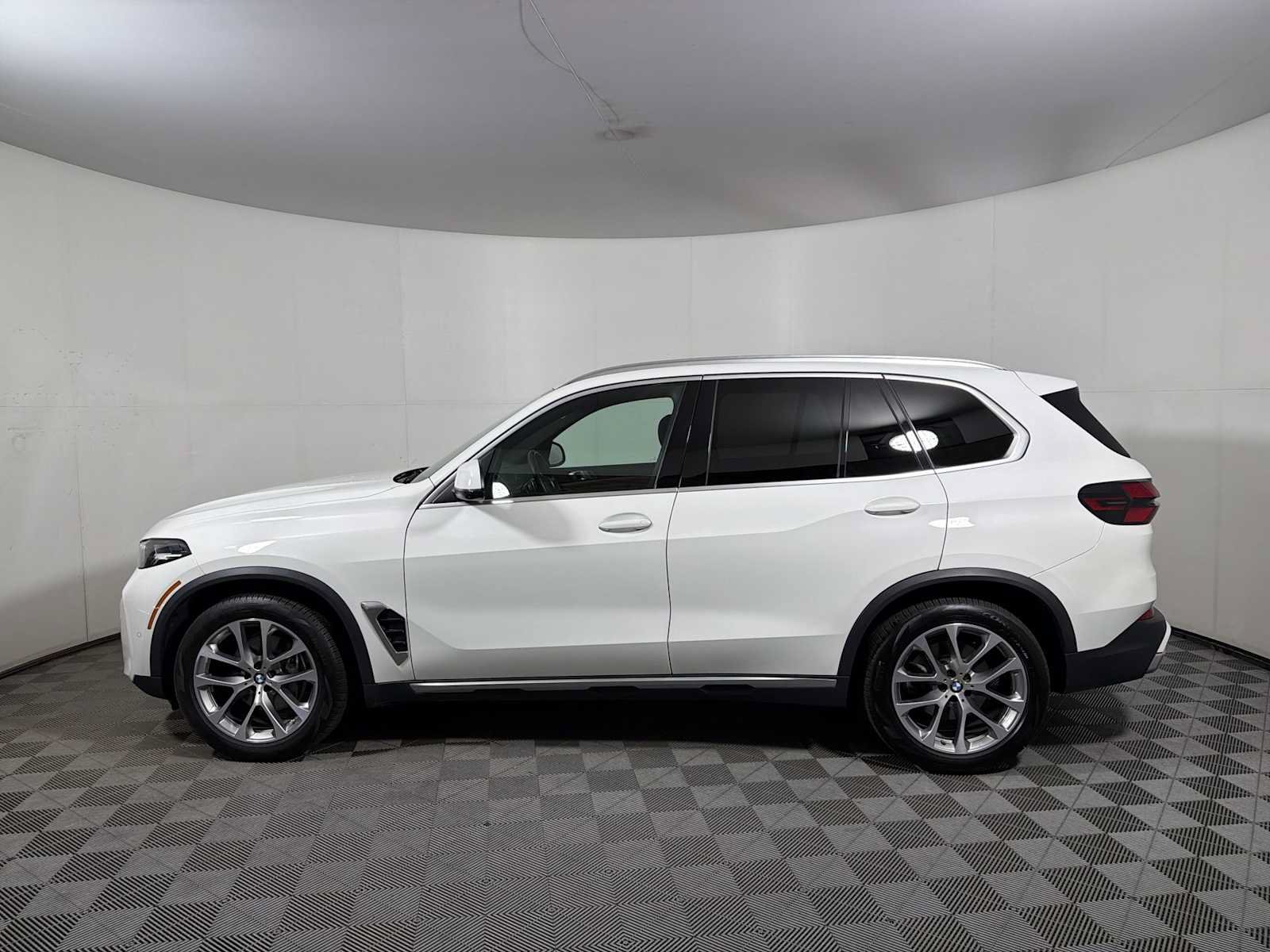 Used 2024 BMW X5 xDrive40i w/ Parking Assistance Package AWD/4WD image 4