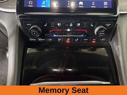 Used 2024 Jeep Grand Cherokee L Limited w/ Luxury Tech Group II AWD/4WD image 18