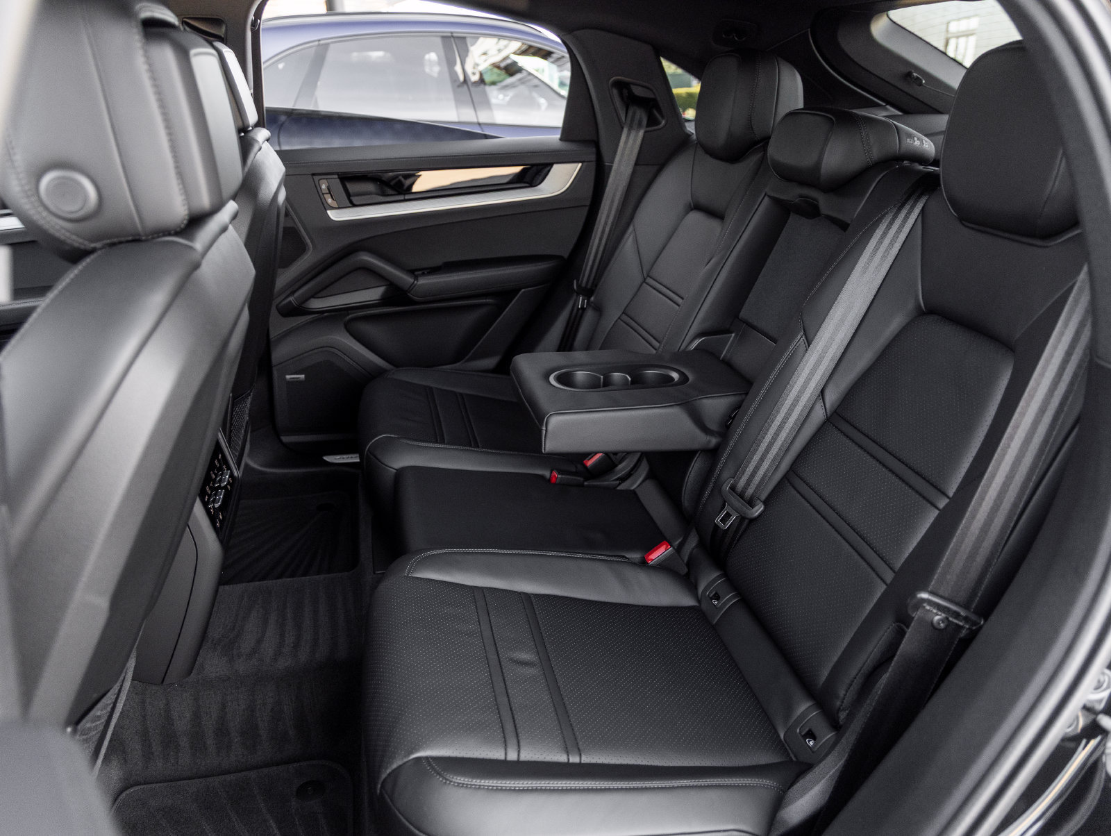 Certified 2026 Porsche Cayenne E-Hybrid Coupe AWD/4WD image 34
