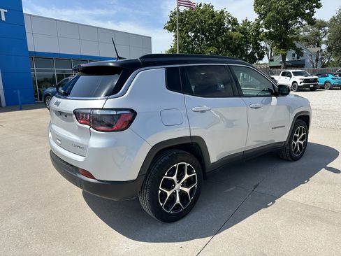 Used 2024 Jeep Compass Limited AWD/4WD image 3