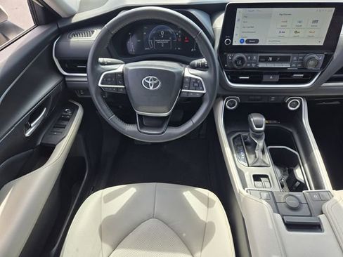 Used 2024 Toyota Grand Highlander XLE FWD image 13
